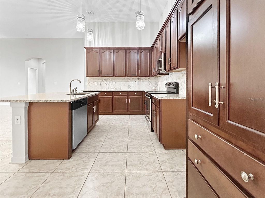 Image 18 of property listing at 8437 WHITE POPLAR DRIVE, Riverview, FL 33578