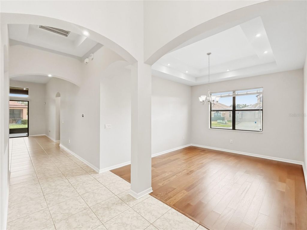 Image 5 of property listing at 8437 WHITE POPLAR DRIVE, Riverview, FL 33578