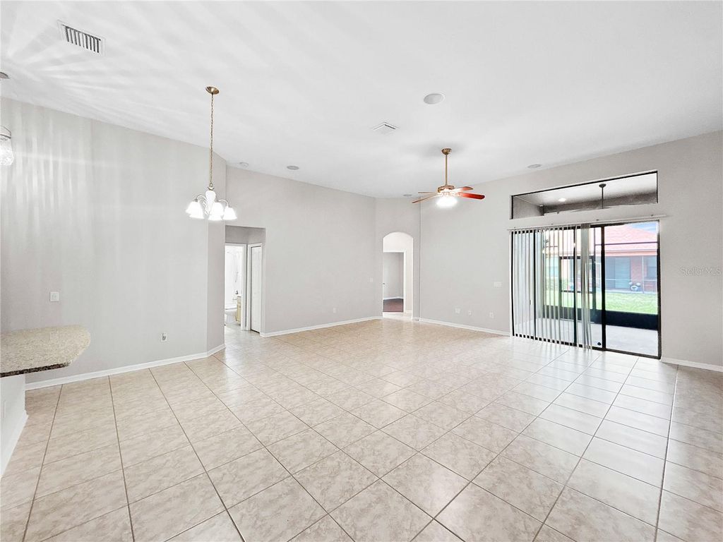 Image 10 of property listing at 8437 WHITE POPLAR DRIVE, Riverview, FL 33578