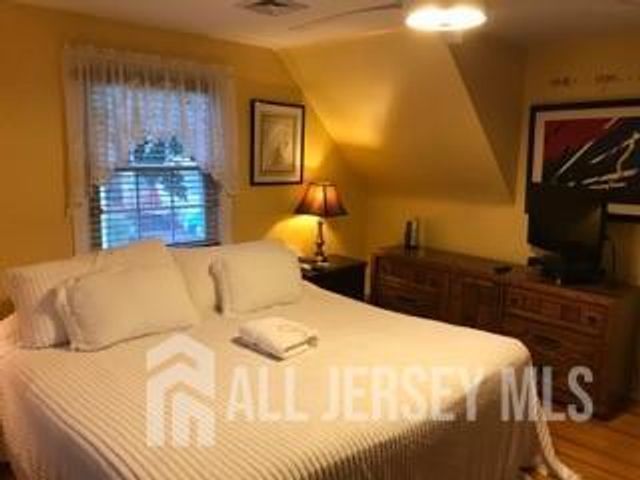 8 Lakeview Avenue, East Brunswick, NJ 08816