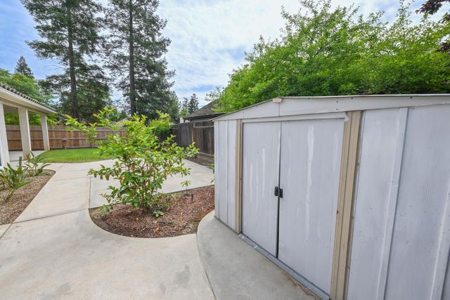 9061 N Brookview Avenue, Fresno, CA 93720