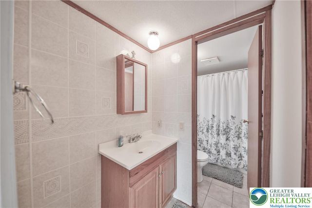 17 Canterbury Court, Forks Twp, PA 18040