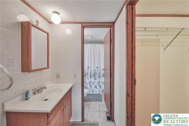 17 Canterbury Court, Forks Twp, PA 18040