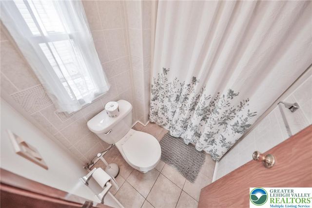 17 Canterbury Court, Forks Twp, PA 18040