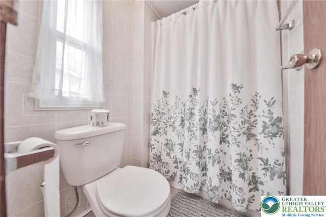 17 Canterbury Court, Forks Twp, PA 18040