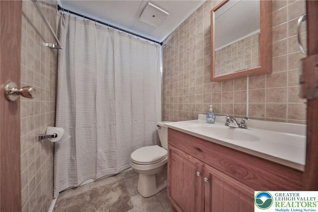 17 Canterbury Court, Forks Twp, PA 18040