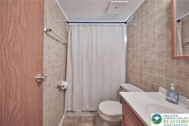 17 Canterbury Court, Forks Twp, PA 18040