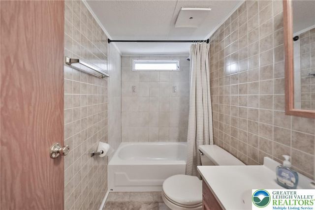 17 Canterbury Court, Forks Twp, PA 18040