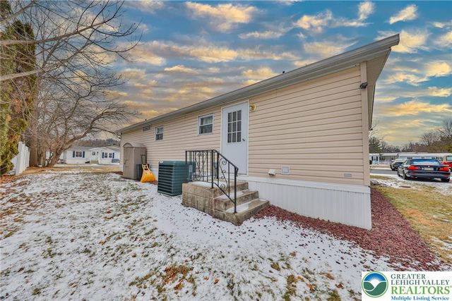 17 Canterbury Court, Forks Twp, PA 18040