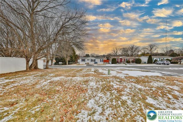 17 Canterbury Court, Forks Twp, PA 18040