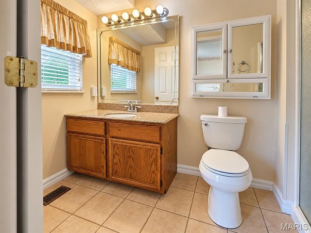 917 Burn Oak, St Charles, MO 63303
