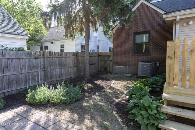 2421 Clarendon Ave, Louisville, KY 40205