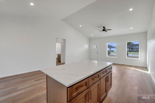 910 23rd Ave E, Jerome, ID 83338