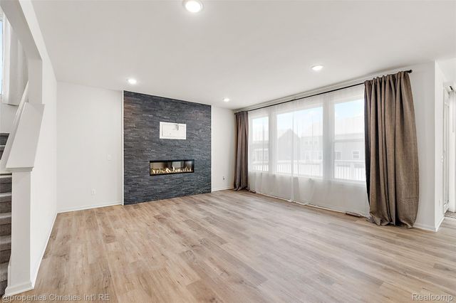 2436 Parkshore Drive, Commerce Charter Township, MI 48382