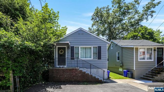 15 Grandview Avenue, Oakland, NJ 07436