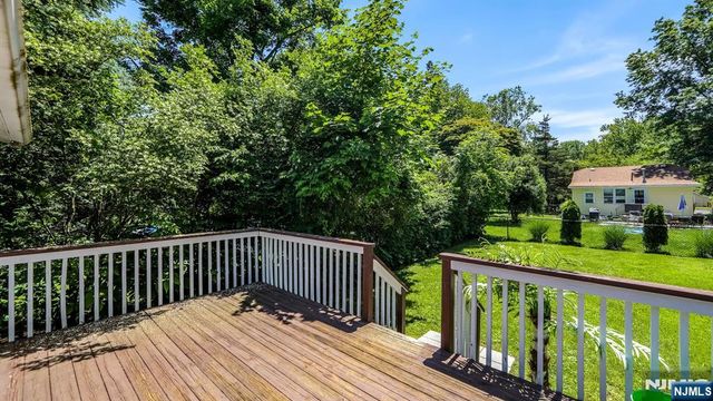15 Grandview Avenue, Oakland, NJ 07436