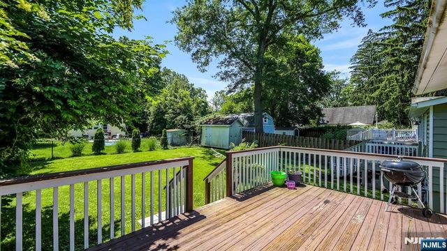 15 Grandview Avenue, Oakland, NJ 07436