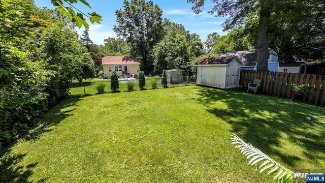 15 Grandview Avenue, Oakland, NJ 07436