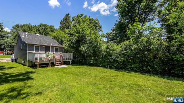 15 Grandview Avenue, Oakland, NJ 07436