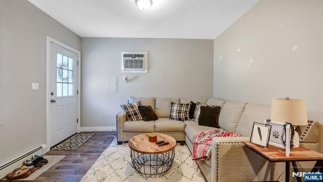 15 Grandview Avenue, Oakland, NJ 07436