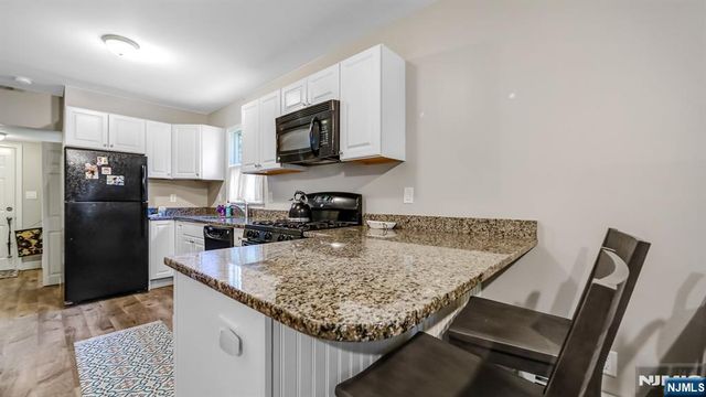 15 Grandview Avenue, Oakland, NJ 07436