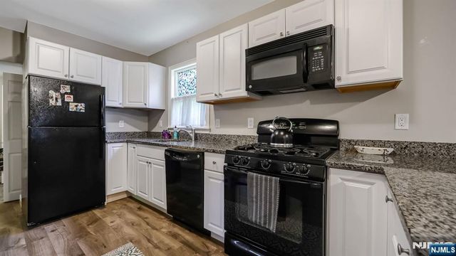 15 Grandview Avenue, Oakland, NJ 07436