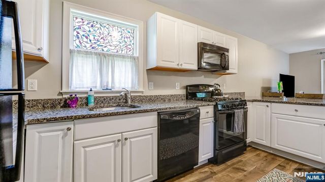 15 Grandview Avenue, Oakland, NJ 07436