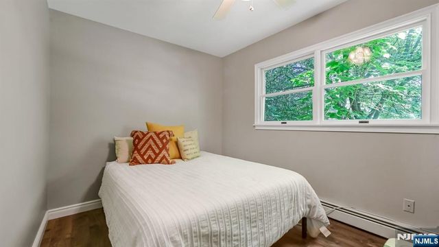 15 Grandview Avenue, Oakland, NJ 07436