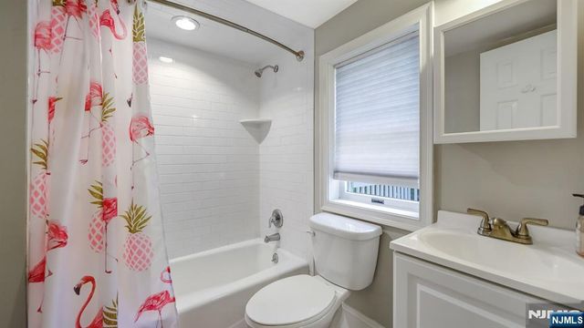 15 Grandview Avenue, Oakland, NJ 07436