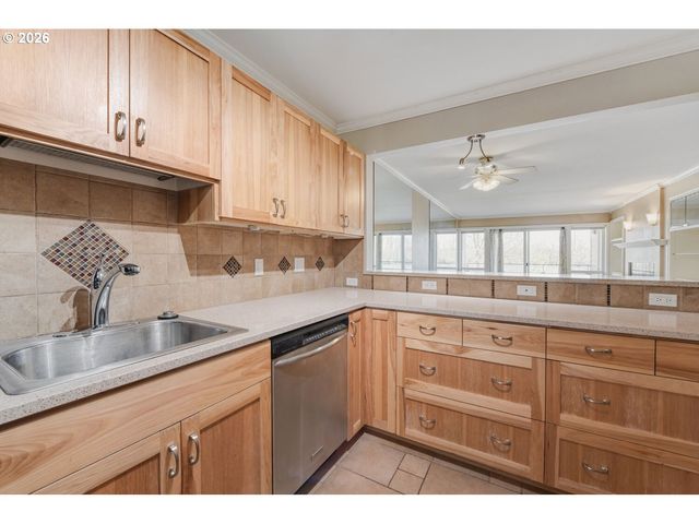 5110 S LANDING Dr 302, Portland, OR 97239