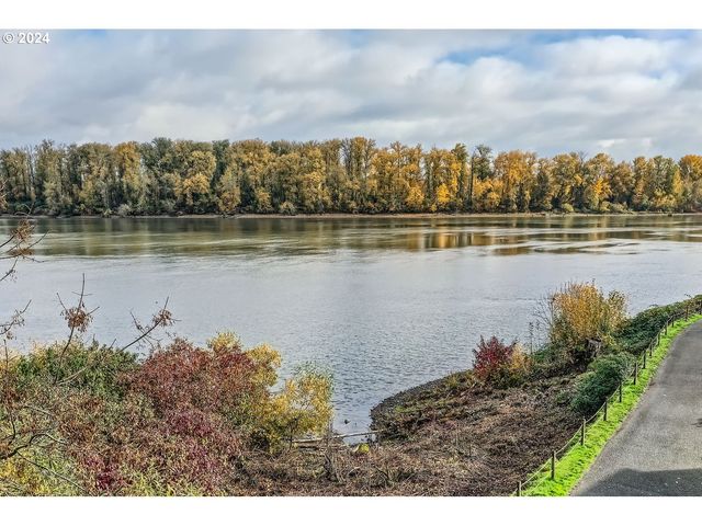 5110 S LANDING Dr 302, Portland, OR 97239