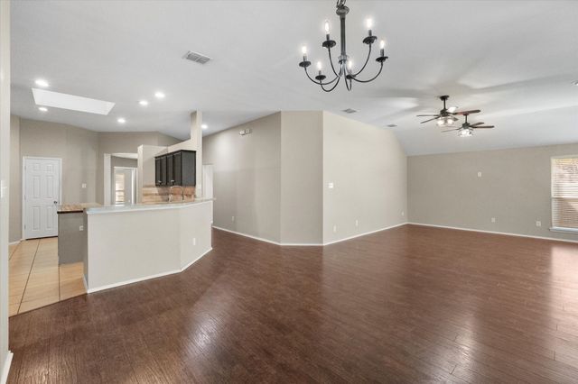 121 Wooded Creek Drive, Red Oak, TX 75154