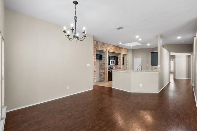 121 Wooded Creek Drive, Red Oak, TX 75154