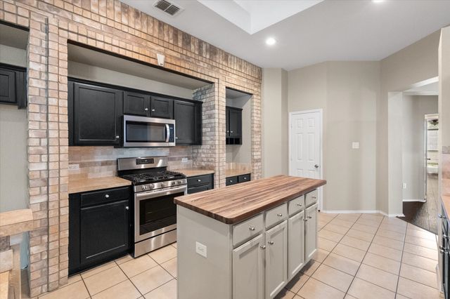 121 Wooded Creek Drive, Red Oak, TX 75154