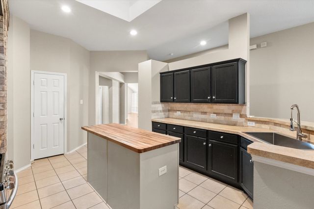 121 Wooded Creek Drive, Red Oak, TX 75154