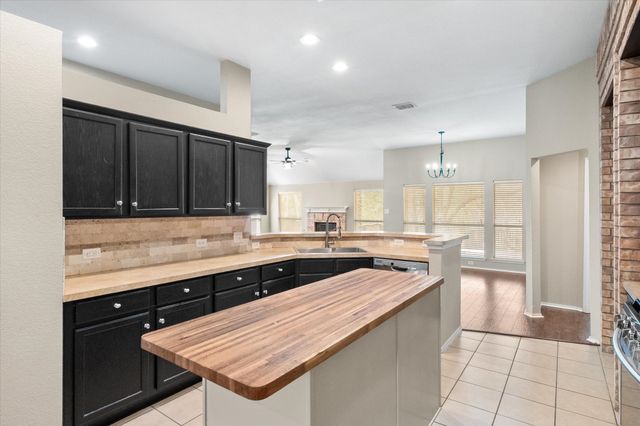 121 Wooded Creek Drive, Red Oak, TX 75154