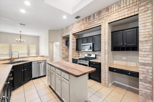 121 Wooded Creek Drive, Red Oak, TX 75154