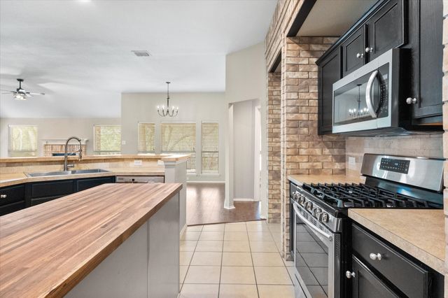 121 Wooded Creek Drive, Red Oak, TX 75154