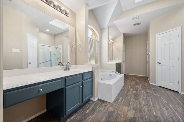 121 Wooded Creek Drive, Red Oak, TX 75154