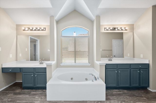 121 Wooded Creek Drive, Red Oak, TX 75154