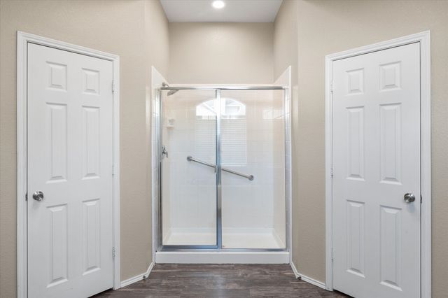 121 Wooded Creek Drive, Red Oak, TX 75154