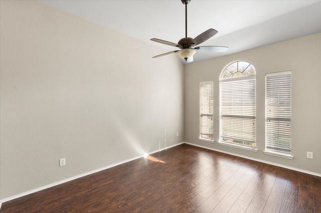 121 Wooded Creek Drive, Red Oak, TX 75154