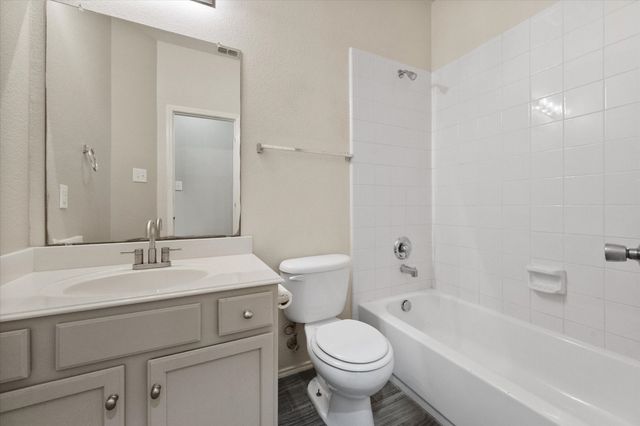 121 Wooded Creek Drive, Red Oak, TX 75154