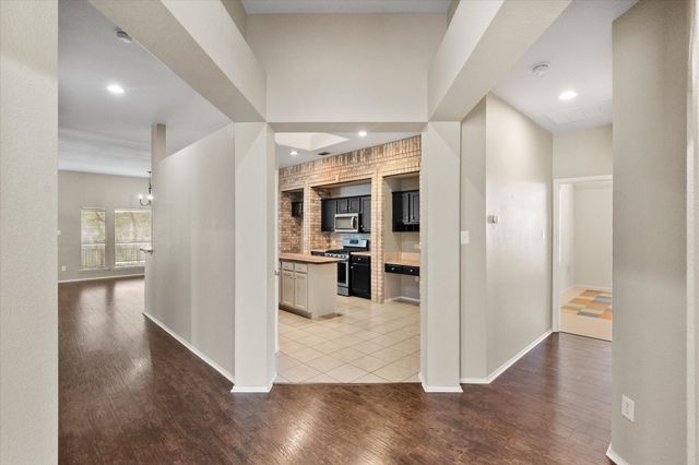 121 Wooded Creek Drive, Red Oak, TX 75154