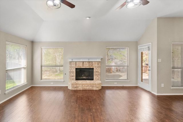 121 Wooded Creek Drive, Red Oak, TX 75154