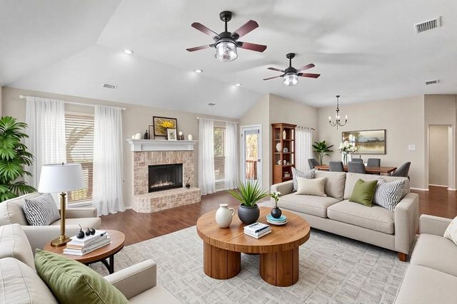 121 Wooded Creek Drive, Red Oak, TX 75154