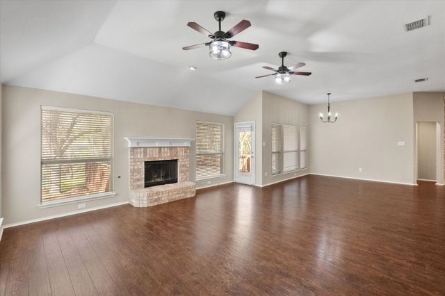 121 Wooded Creek Drive, Red Oak, TX 75154