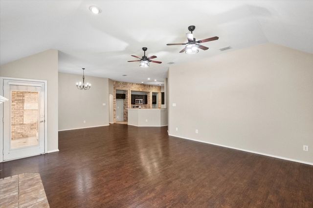 121 Wooded Creek Drive, Red Oak, TX 75154