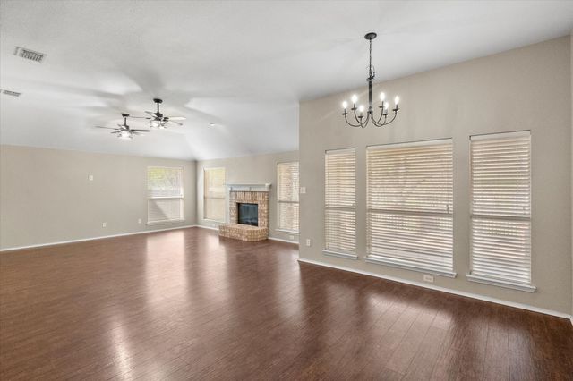 121 Wooded Creek Drive, Red Oak, TX 75154