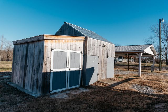 2470 Hinton Rd, Clarksville, TN 37043